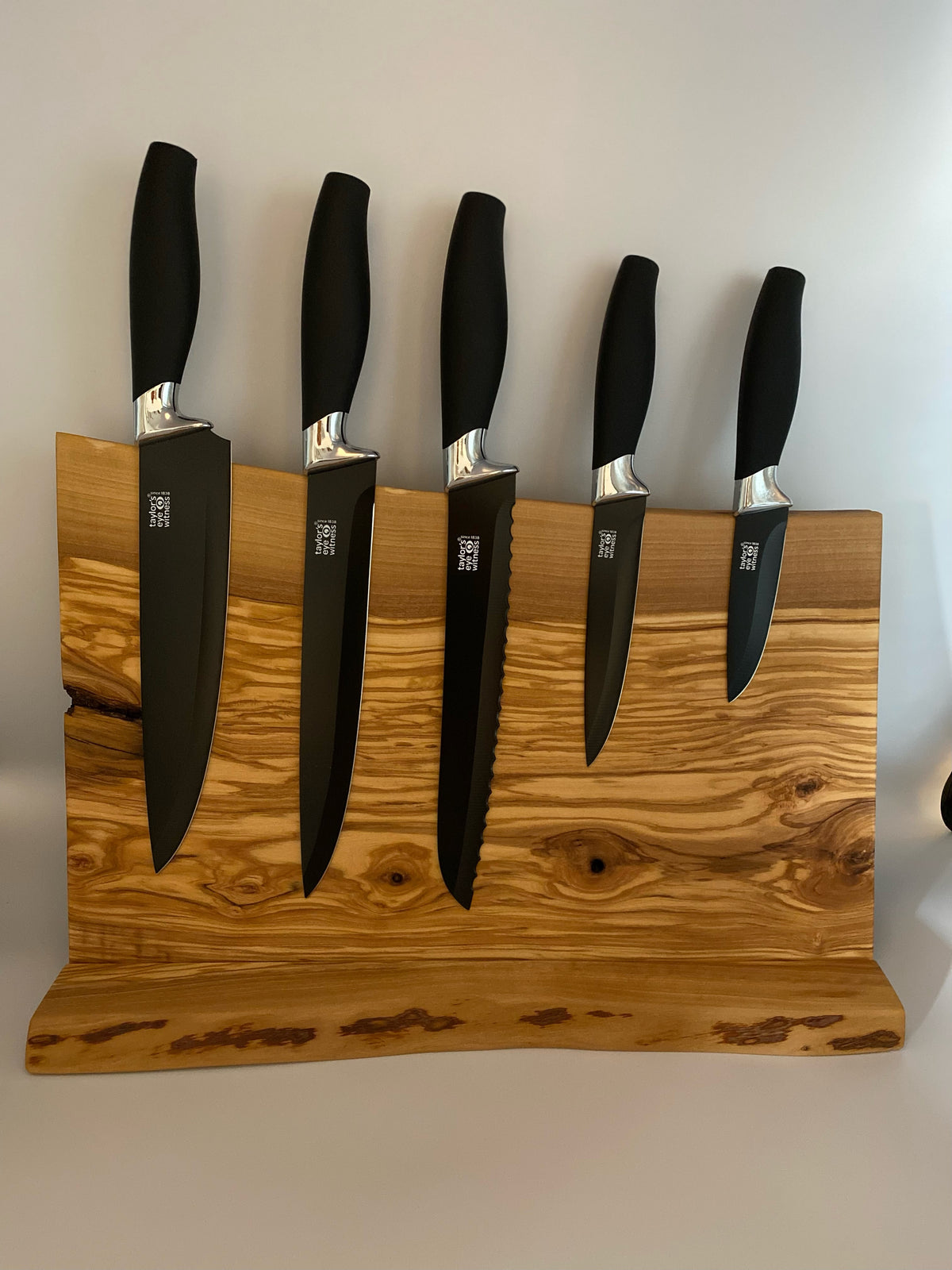 Free-standing live edge wood magnetic knife holder with kitchen knives